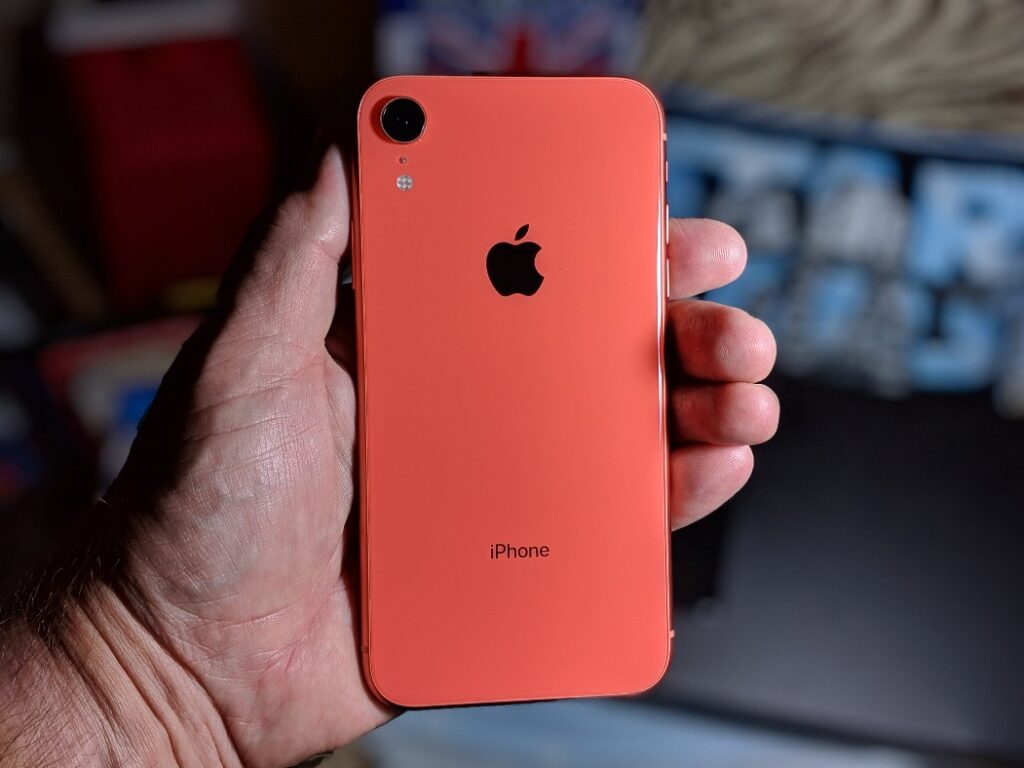 iphone-xr-in-hand